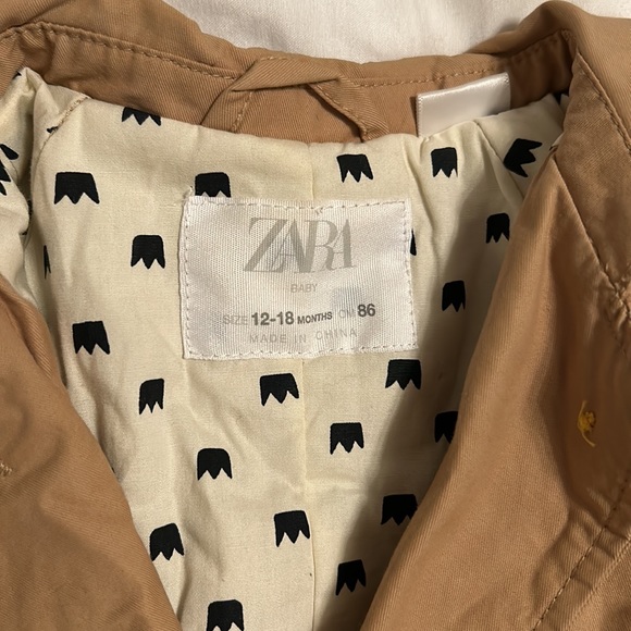 LIKE NEW!! Zara Baby Lightweight Trench Coat in TAN (12-18M) - Picture 4 of 5
